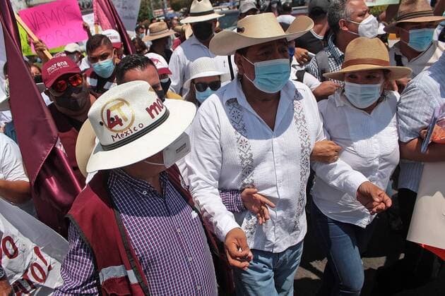News Bilder des Tages Supporters of the National Regeneration Movement (MORENA), accompanied by Felix Salgado Macedonio (C), participate in a protest in the city of Chilpancingo, state of Guerrero, Mexico, 30 March 2021. With a mobilization of more than 15,000 people, the politician Felix Salgado Macedonio, accused of rape, began a protest over the decision of the electoral authority to annul his candidacy for governor of the entity due to financial irregularities. EFE José Luis de la Cruz Politician accused of rape demands that his candidacy be returned to him in Mexico !ACHTUNG: NUR REDAKTIONELLE NUTZUNG!  Copyright: xJoséxLuisxdexlaxCruzx MEX8668 20210401-637528437662022009