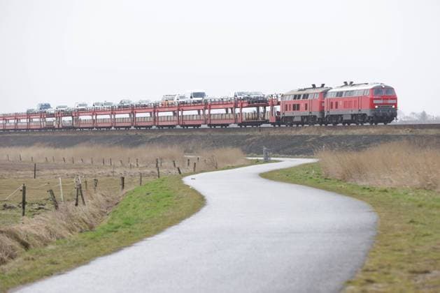 Sylt-Shuttle der Deutsche Bahn bringt Fahrzeuge auf die Insel Sylt HINWEIS: Kein Model oder Property Release vorhanden! Eine schriftliche Einwilligung der abgebildeten Personen zu einer Veröffentlichung liegt nicht vor. *** Sylt Shuttle of the Deutsche Bahn brings vehicles to the island of Sylt NOTE No model or property release available A written consent of the depicted persons to a publication is not available MR:N