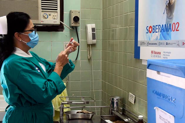 (210401) -- HAVANA, April 1, 2021 -- A medical worker prepares a dose of locally made COVID-19 vaccine Soberana 02 to a volunteer in Havana, Cuba on March 31, 2021. The Soberana 02 vaccine has entered phase 3 clinical trials earlier in March in Havana. (Photo by Xinhua) CUBA-HAVANA-COVID-19-VACCINATION JoaquinxHernandez 