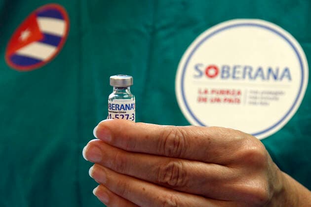 (210401) -- HAVANA, April 1, 2021 -- A medical worker presents a dose of locally made COVID-19 vaccine Soberana 02 in Havana, Cuba on March 31, 2021. The Soberana 02 vaccine has entered phase 3 clinical trials earlier in March in Havana. (Photo by Xinhua) CUBA-HAVANA-COVID-19-VACCINATION JoaquinxHernandez 