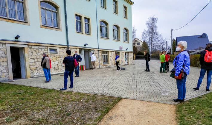 Quick test Numerous citizens of the administrative district Saxon Switzerland Osterzgebirge, take the possibility of a free Corona quick test in the community center Bannewitz, before Easter notice Bannwitz Saxonia GERMANY