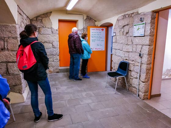 Quick test Numerous citizens of the administrative district Saxon Switzerland Osterzgebirge, take the possibility of a free Corona quick test in the community center Bannewitz, before Easter notice Bannwitz Saxonia GERMANY