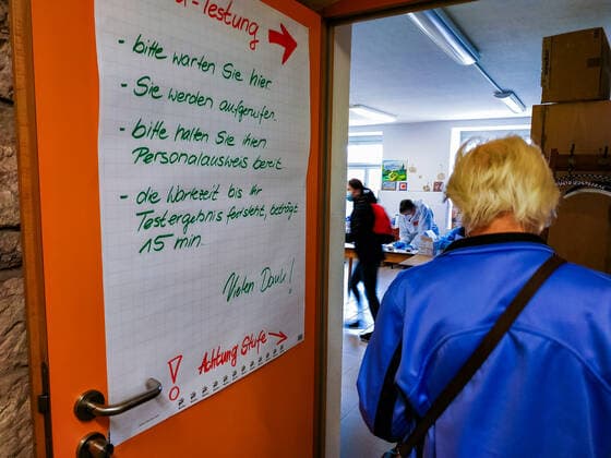 Quick test Numerous citizens of the administrative district Saxon Switzerland Osterzgebirge, take the possibility of a free Corona quick test in the community center Bannewitz, before Easter notice Bannwitz Saxonia GERMANY