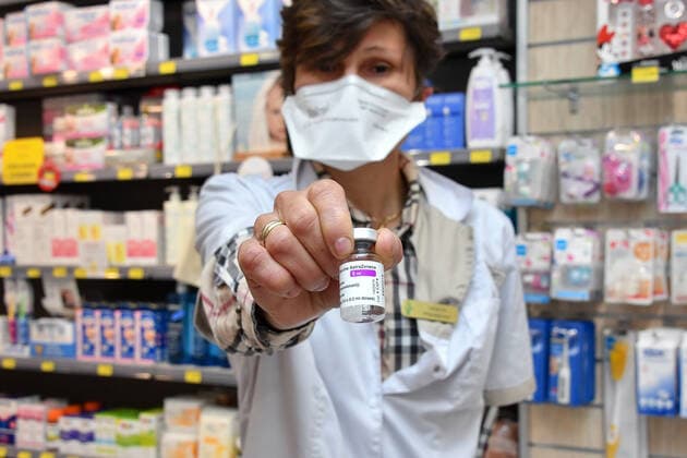 Vaccination dans la Pharmacie la Salamandre a Nice, France. Vaccination in the Pharmacy la Salamandre in Nice - 01 04 2021 NEWS : Vaccination dans la Pharmacie la Salamandre a Nice - 01 04 2021 LIONELURMAN PANORAMIC 
