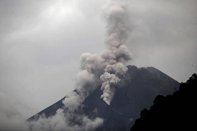 Bilder des Jahres 2021, News 04 April News Themen der Woche KW13 (210401) -- YOGYAKARTA, April 1, 2021 -- Photo taken on April 1, 2021 shows smokes and volcanic materials spewing from Mount Merapi at Turgo village in Sleman district in Yogyakarta, Indonesia. (Photo by Xinhua) INDONESIA-YOGYAKARTA-MOUNT MERAPI PriyoxUtomo 