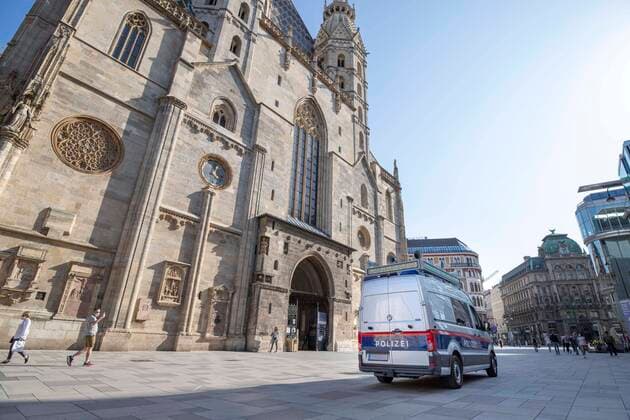 Lock Down in eastern Austria: Mandatory FFP2 masks in open air public areas Seit heute, 1. April 2021, gilt im Osten Österreichs ein harter Lockdown. Im Zuge dessen gilt auch an manchen öffentlichen Orten auch im Freien eine FFP2 Maskenpflicht. Im Bild: Ein Fahrzeug der Wiener Polizei macht mit Lautsprechern auf die Maskenpflicht aufmerksam und kontrolliert die Einhaltung dieser. Wien, Österreich. 01.04.2021