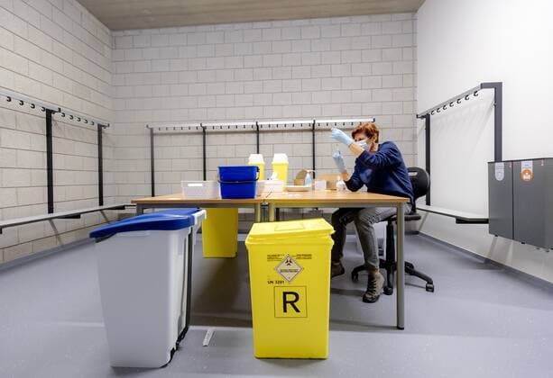 ALMERE A Municipal Health Service employee prepares syringes with the AstraZeneca vaccine at a vaccination site It is relatively quiet at the vaccination sites, although there are enough coronavaccines available Fewer people than expected make an appointment to be vaccinated ANP ROBIN VAN LONKHUIJSEN  Copyright: xHollandsexHoogtex xxANPx x429780375x
