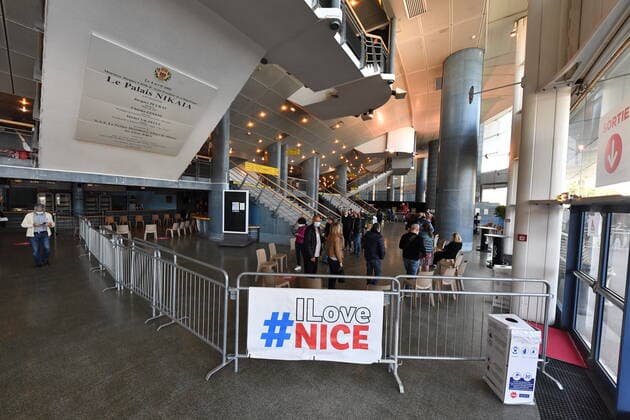 Mass vaccination at the Palais Nikaia, Performance & Event Venue in Nice, France. COVID-19 in France: Vaccination in Nice. 266583 2021-04-01 _sans_perso  Copyright: xL.Urmanx xStarfacex STAR_266583_022