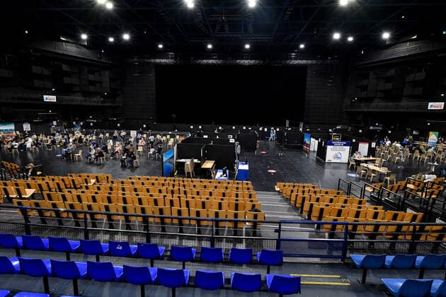 Mass vaccination at the Palais Nikaia, Performance & Event Venue in Nice, France. COVID-19 in France: Vaccination in Nice. 266583 2021-04-01 _sans_perso  Copyright: xL.Urmanx xStarfacex STAR_266583_026