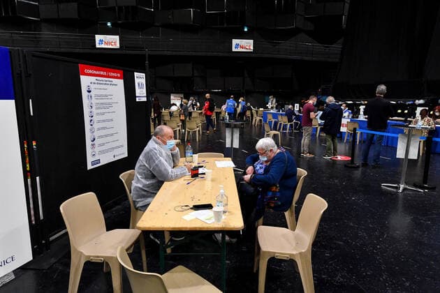 Mass vaccination at the Palais Nikaia, Performance & Event Venue in Nice, France. COVID-19 in France: Vaccination in Nice. 266583 2021-04-01 _sans_perso  Copyright: xL.Urmanx xStarfacex STAR_266583_027