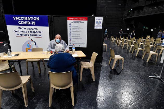 Mass vaccination at the Palais Nikaia, Performance & Event Venue in Nice, France. COVID-19 in France: Vaccination in Nice. 266583 2021-04-01 _sans_perso  Copyright: xL.Urmanx xStarfacex STAR_266583_029