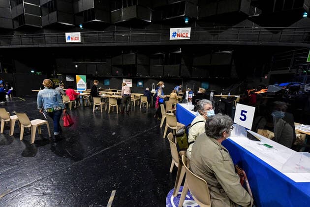 Mass vaccination at the Palais Nikaia, Performance & Event Venue in Nice, France. COVID-19 in France: Vaccination in Nice. 266583 2021-04-01 _sans_perso  Copyright: xL.Urmanx xStarfacex STAR_266583_030