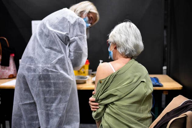 Mass vaccination at the Palais Nikaia, Performance & Event Venue in Nice, France. COVID-19 in France: Vaccination in Nice. 266583 2021-04-01 _sans_perso  Copyright: xL.Urmanx xStarfacex STAR_266583_034