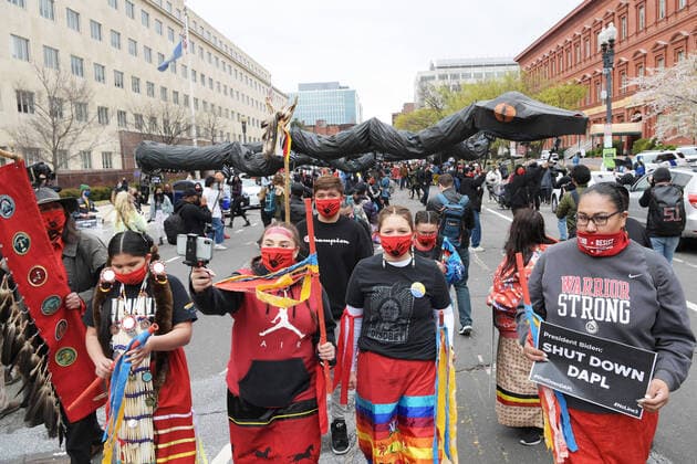 Bilder des Jahres 2021, News 04 April News Themen der Woche KW13 News Bilder des Tages April 1, 2021, Washington, Distric of Columbia, USA: Native youth demonstrator from Dakota walk with a fuel black sneak to White House demanding President Jose Biden shutdown DAPL and stop line 3 during a rally about Dakota Access Pipeline, today on April 01, 2021 at US Army Corp of Engineers Headquarters in Washington DC, USA. Washington USA - ZUMAn298 20210401_znp_n298_006 Copyright: xLeninxNollyx