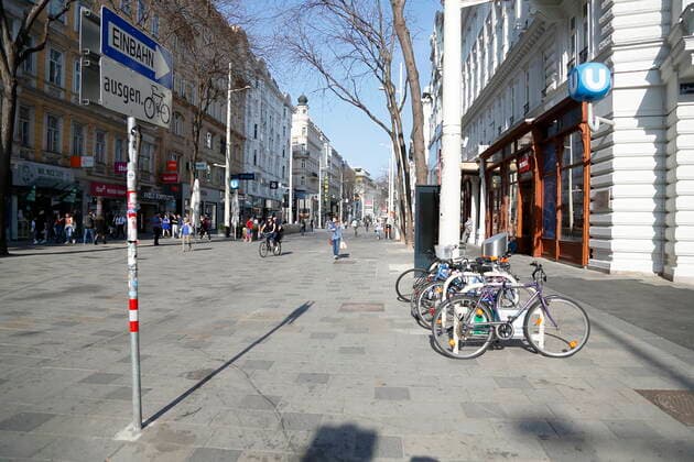 Vienna Corona Crisis Easter Rest 4 Hard Lockdown First Day Vienna, 1 4 2021 Corona Pandemic, Corona, Corona Virus, CoV 2, Covid 19, Sars, virus, viral infection, pandemic, Corona Crisis, viral disease, coronavirus, SARS CoV 2 Mariahilferstrasse, Mariahilfer Strasse empty shopping street Vienna Austria AVN101002471042