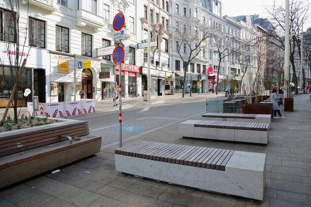 Vienna Corona Crisis Easter Rest 4 Hard Lockdown First Day Vienna, 1 4 2021 Corona Pandemic, Corona, Corona Virus, CoV 2, Covid 19, Sars, virus, viral infection, pandemic, Corona Crisis, viral disease, coronavirus, SARS CoV 2 Mariahilferstrasse, Mariahilfer Strasse empty shopping street Vienna Austria AVN101002471074
