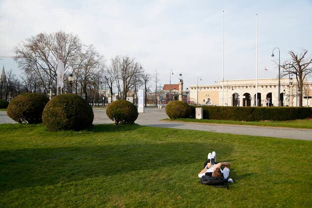 Vienna Corona Crisis Easter Rest 4 Hard Lockdown First Day Vienna, 1 4 2021 Corona Pandemic, Corona, Corona Virus, CoV 2, Covid 19, Sars, Virus, Virus Infection, Pandemic, Corona Crisis, Viral Disease, Coronavirus, SARS CoV 2 Suns, Resting, Resting, Lying in Grass Meadow Vienna Austria AVN101002471099