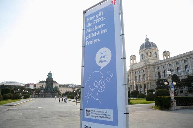 Vienna Corona Crisis Easter Rest 4 Hard Lockdown First Day Vienna, 1 4 2021 Corona Pandemic, Corona, Corona Virus, CoV 2, Covid 19, Sars, Virus, Virus Infection, Pandemic, Corona Crisis, Viral Disease, Coronavirus, SARS CoV 2 Stop Poster FFP2 Mask Obligation Kunsthistorisches Museum Wien Austria AVN101002471100