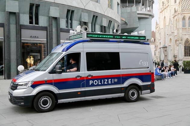 Vienna Corona Crisis Easter Rest 4 Hard Lockdown First Day Vienna, 1 4 2021 Corona Pandemic, Corona, Corona Virus, CoV 2, Covid 19, Sars, Virus, Virus Infection, Pandemic, Corona Crisis, Viral Disease, Coronavirus, SARS CoV 2 Police Emergency Vehicle Police Car Stephansplatz Vienna Austria AVN101002471170