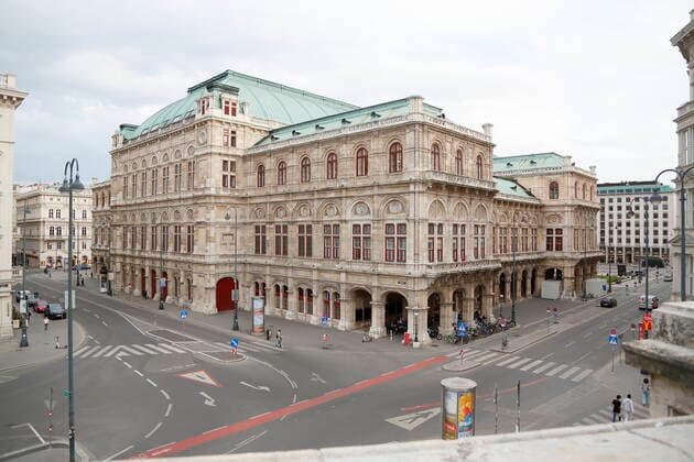 Vienna Corona Crisis Easter Rest 4 hard lockdown first day Vienna, 1 4 2021 Corona Pandemic, Corona, Corona Virus, CoV 2, Covid 19, Sars, virus, viral infection, pandemic, Corona CrisisCrisis, viral disease, coronavirus, SARS CoV 2 View of Vienna State Opera from Albertina ramp carless, low traffic, empty streets Wien Austria AVN101002471247