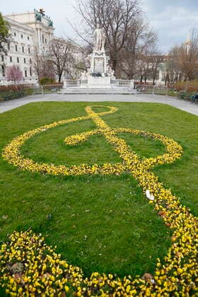 Vienna Corona Crisis Easter Rest 4 Hard Lockdown First Day Vienna, 1 4 2021 Corona Pandemic, Corona, Corona Virus, CoV 2, Covid 19, Sars, Virus, Virus Infection, Pandemic, Corona Crisis, Viral Disease, Coronavirus, SARS CoV 2 Wolfgang Amadeus Mozart Monument Burggarten Clef from Flowers Vienna Austria AVN101002471258