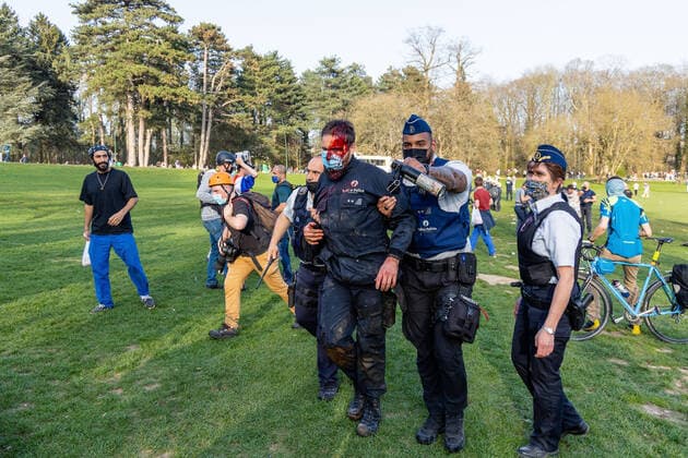 News Bilder des Tages April 1, 2021, Brussels, Belgium: Protest against sanitary measures and wild party called La Boum in Brussels, social distancing was rarely respected and the wearing of masks also, a lot of tension and violence between police and demonstrators. Brussels Belgium - ZUMAb331 20210401_zaf_b331_033 Copyright: xArnaudxBrianx