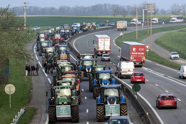 Bilder des Jahres 2021, News 04 April News Themen der Woche KW13 News Bilder des Tages bleiges France 02 Avril 2021 Manifestation des agriculteurs en Ile de France Route Nationale 14 La Villeneuve Saint-Martin Mobilisation agricole sauvetonpaysan a l appel de la FNSEA Grand Bassin Parisien et Jeunes Agriculteurs. Des barrages filtrants et des operations escargot sont organises, un peu partout en Ile de France par les agriculteurs qui veulent denoncer la reforme en cours de la Politique agricole commune europeenne.Demonstration of farmers in Ile de France National Road 14 La Villeneuve Saint-Martin Agricultural mobilization sauvetonpaysan at the call of the FNSEA Grand Bassin Parisien and Young Farmers. Filter dams and snail operations are organized all over Ile de France by farmers who want to denounce the ongoing reform of t  Copyright: xBrunoxLevesquex