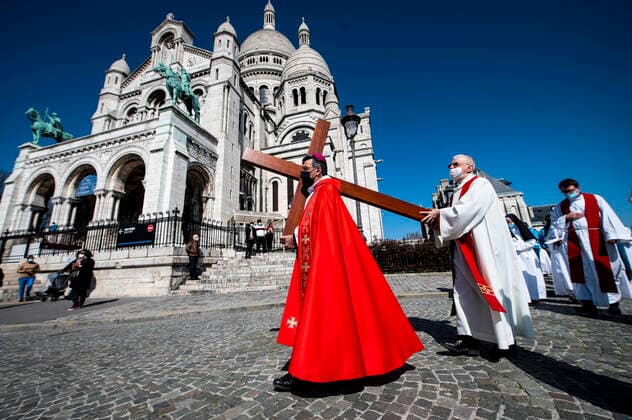 Bilder des Jahres 2021, News 04 April News Themen der Woche KW13 News Bilder des Tages Ceremonie ordonnee par Monseigneur Michel Aupetit et chemin de Croix a la Basilique du Sacre Coeur commemorant le vendredi Saint et la crucifixion du Christ NEWS : Procession du Vendredi Saint - Paris - 01 04 2021 JBAutissier Panoramic 