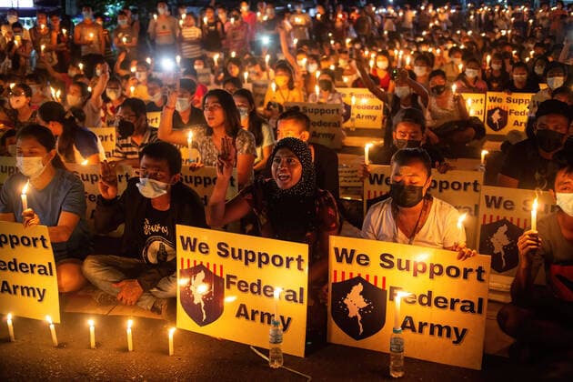 Bilder des Jahres 2021, News 04 April News Themen der Woche KW13 News Bilder des Tages April 2, 2021, Yangon, Myanmar: Protesters hold burning candles and placards expressing their opinion during the protest against military coup in Yangon..Death toll has risen to at least 543 people and more than 3740 people were arrested since the military coup in February 1..Myanmar s military detained State Counsellor of Myanmar Aung San Suu Kyi on February 01, 2021 and declared a state of emergency while seizing the power in the country for a year after losing the election against the National League for Democracy Yangon Myanmar - ZUMAs197 20210402_zaa_s197_072 Copyright: xTheintxMonxSoex