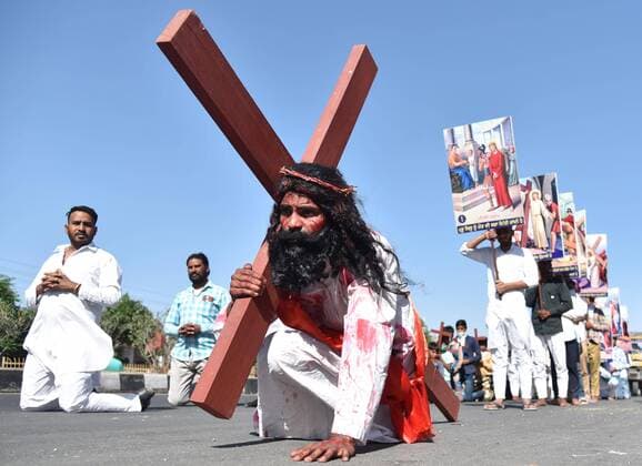 Bilder des Jahres 2021, News 04 April News Themen der Woche KW13 News Bilder des Tages AMRITSAR, INDIA - APRIL 2: A person re-enacting the crucificxion of Jesus Christ during a procession on Good Friday at Attari, on April 2, 2021 in Amritsar, India. Good Friday was observed with religious fervour to mark and commemorate the crucifixion of Jesus Christ. (Photo by Sameer Sehgal Hindustan Times ) Good Friday Observed With Fervour In India