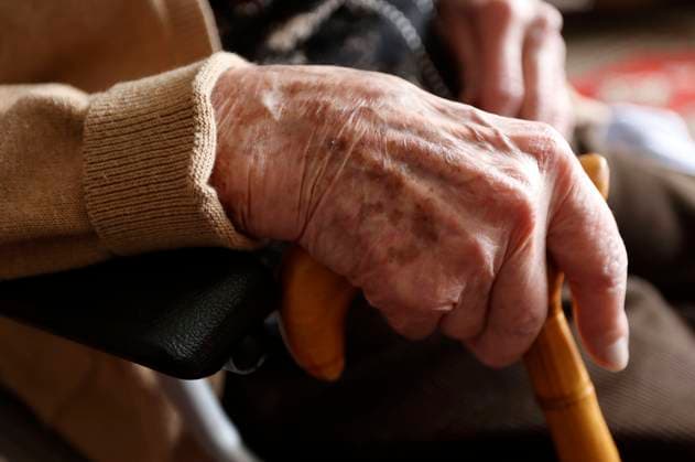 Düsseldorf, Deutschland, 28.03.2021 Eine 97jährige Seniorin sitzt in ihrem Zimmer in einem Seniorenwohnheim in einem Rollstuhl und hält einen Gehstock in ihrer Hand *** Dusseldorf, Germany, 28 03 2021 A 97-year-old senior citizen sits in a wheelchair in her room in a retirement home, holding a walking stick in her hand
