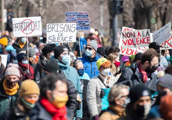 News Bilder des Tages April 2, 2021, Montreal, PQ, Canada: People take part in a demonstration to highlight violence against women in Montreal, Friday, April 2, 2021. Montreal Canada  - ZUMAc35_ 20210402_zaf_c35_041 Copyright: xGrahamxHughesx