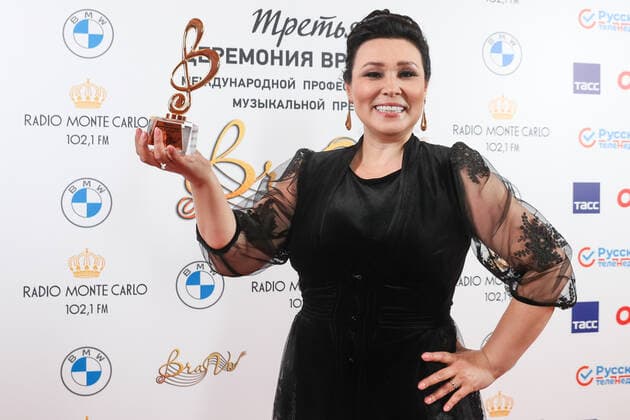 Entertainment Bilder des Tages MOSCOW, RUSSIA â€“ APRIL 2, 2021: Kazakh opera singer Mayra Muhammad-kyzy poses with an award during the 4th BraVo music awards ceremony at the Bolshoi Theatre. BraVo is an international professional music award presented to artists for their contribution to classical art and popular music. This year, the award is presented for achievement in classical art in the past two years. Vyacheslav Prokofyev TASS  TS0FB55D
