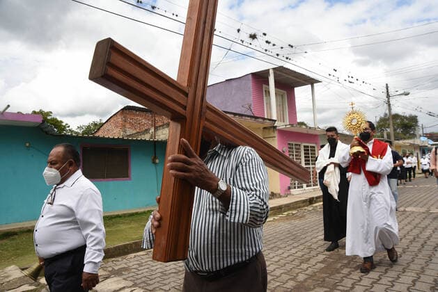 News Bilder des Tages April 2, 2021, Tuzamapan, Veracruz, Mo xico: A man shows his crucifixion tattoo during the celebration of a Stations of the Cross in Tuzamapan, Veracruz Tuzamapan MÃ xico - ZUMAqp1_ 20210402_zip_qp1_006 Copyright: xHectorxAdolfoxQuintanarxPerezx