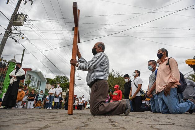 April 2, 2021, Tuzamapan, Veracruz, Mo xico: A man shows his crucifixion tattoo during the celebration of a Stations of the Cross in Tuzamapan, Veracruz Tuzamapan MÃ xico - ZUMAqp1_ 20210402_zip_qp1_008 Copyright: xHectorxAdolfoxQuintanarxPerezx