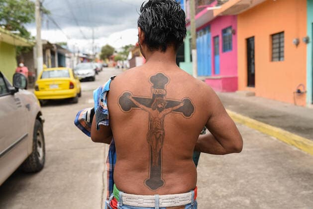 News Bilder des Tages April 2, 2021, Tuzamapan, Veracruz, Mo xico: A man shows his crucifixion tattoo during the celebration of a Stations of the Cross in Tuzamapan, Veracruz Tuzamapan MÃ xico - ZUMAqp1_ 20210402_zip_qp1_021 Copyright: xHectorxAdolfoxQuintanarxPerezx