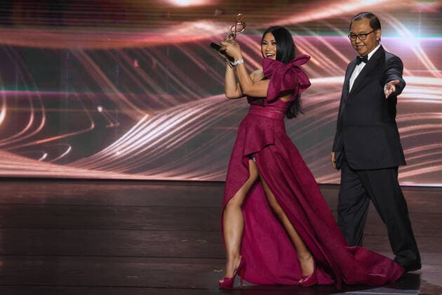 MOSCOW, RUSSIA â€“ APRIL 2, 2021: Indonesian-born French singer-songwriter Anggun (L) at the 2021 BraVo music awards ceremony at the Bolshoi Theatre. BraVo is an international professional music award presented to artists for their contribution to classical art and popular music. This year, the award is presented for achievement in classical art in the past two years. Vyacheslav Prokofyev TASS  TS0FB5E4