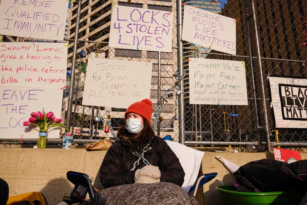 Bilder des Jahres 2021, News 04 April News Themen der Woche KW13 News Bilder des Tages April 2, 2021, Minneapolis, Minnesota, U.S: GRACE BUSSE, from the Twin Cities, chained herself to the perimeter fence around the Hennepin County Courthouse. She is one of the protesters at the courthouse. Protesters are keeping a 24 hour presence in front of the Hennepin County Courthouse in Minneapolis during the murder trial of former Minneapolis Police Officer Derek Chauvin. Chauvin is on trial for murdering George Floyd in 2020. Floyd s death, while restrained and in police custody, set off a summer of racial justice protests across the United States. Minneapolis U.S. - ZUMAk94_ 20210402_zaf_k94_007 Copyright: xJackxKurtzx