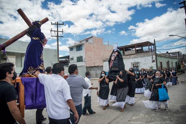 Faithful participate in a procession in the viacrusis, during the representation of the Passion of Christ, in Tehuantepec, in the state of Oaxaca, Mexico, 02 April 2021. The faith in overcoming the pandemic and the resignation due to sanitary restrictions marked this Holy Friday the way of the cross of Iztapalapa, the largest in Mexico and one of the largest in the world, which for the second year was realized without public. Faith and resignation mark the second year of the pandemic of the Way of the Cross in Mexico !ACHTUNG: NUR REDAKTIONELLE NUTZUNG!  Copyright: xLuisxVillalobosx MEX8734 20210402-637530032048158018