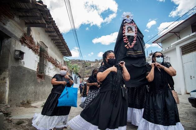 Faithful participate in a procession in the viacrusis, during the representation of the Passion of Christ, in Tehuantepec, in the state of Oaxaca, Mexico, 02 April 2021. The faith in overcoming the pandemic and the resignation due to sanitary restrictions marked this Holy Friday the way of the cross of Iztapalapa, the largest in Mexico and one of the largest in the world, which for the second year was realized without public. Faith and resignation mark the second year of the pandemic of the Way of the Cross in Mexico !ACHTUNG: NUR REDAKTIONELLE NUTZUNG!  Copyright: xLuisxVillalobosx MEX8733 20210402-637530032054408133