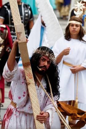Citizens participate in the representation of the Passion of Christ this Holy Friday, in the mayor’s office of Iztapalapa, in Mexico City, Mexico, 02 April 2021. The faith in overcoming the pandemic and the resignation due to sanitary restrictions marked this Holy Friday the way of the cross of Iztapalapa, the largest in Mexico and one of the largest in the world, which for the second year was realized without public. Faith and resignation mark the second year of the pandemic of the Way of the Cross in Mexico !ACHTUNG: NUR REDAKTIONELLE NUTZUNG!  Copyright: xJosexMendezx MEX8751 20210403-637530073421864992