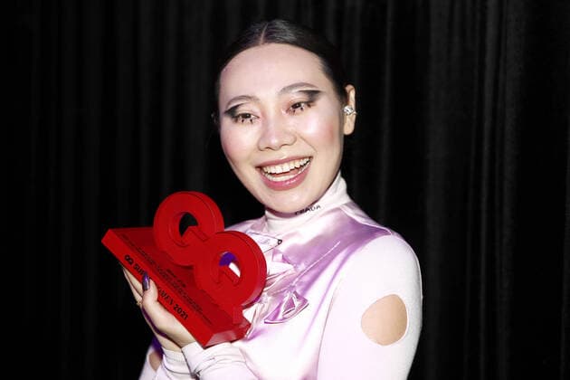 Bilder des Jahres 2021, Entertainment 04 April Entertainment Themen der Woche KW13 Entertainment Bilder des Tages MOSCOW, RUSSIA - APRIL 2, 2021: Chinese actress and director Yang Ge poses with her award, which she won in the Energy and Elegance category, at the 2021 GQ Super Women award ceremony at the Shkola Sovremennoi Pyesy (School of Modern Drama) Theatre. Artyom Geodakyan TASS  TS0FB5D9