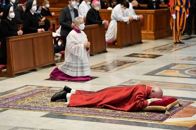 Bilder des Jahres 2021, News 04 April News Themen der Woche KW13 News Bilder des Tages April 2, 2021 : Pope Francis celebrates Good Friday Mass for the Passion of the Lord at St. Peter s Basilica in the Vatican, during the Covid-19 coronavirus pandemic  Copyright: x VATICANxMEDIAx CPPx xIPAx x CatholicxPressxPhotox