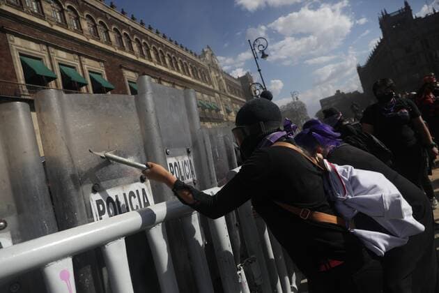 MEXICO CITY (MEXICO), 04 02 2021.- A group of feminist collectives protest and clashes with the police for the femicide of migrant women from Salvador Victoria Salazar, in the National Palace, Mexico City, Mexico, 02 April 2021. Feminist collectives marched this Friday in Mexico City to protest a series of femicides that occurred recently in the state of Quintana Roo and especially to demand justice for Victoria Salazar, the Salvadoran woman killed by Mexican police, last Saturday in the municipality of Tulum . EFE Sashenka Gutierrez Feminists march in Mexico to protest Salvadoran feminicide !ACHTUNG: NUR REDAKTIONELLE NUTZUNG!  Copyright: xSáshenkaxGutiérrezx MEX8780 20210403-637530173282268101