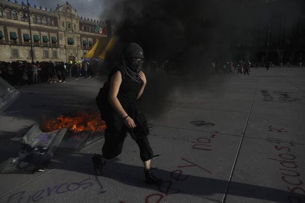 MEXICO CITY (MEXICO), 04 02 2021.- A group of feminist collectives protest and clashes with the police for the femicide of migrant women from Salvador Victoria Salazar, in the National Palace, Mexico City, Mexico, 02 April 2021. Feminist collectives marched this Friday in Mexico City to protest a series of femicides that occurred recently in the state of Quintana Roo and especially to demand justice for Victoria Salazar, the Salvadoran woman killed by Mexican police, last Saturday in the municipality of Tulum . EFE Sashenka Gutierrez Feminists march in Mexico to protest Salvadoran feminicide !ACHTUNG: NUR REDAKTIONELLE NUTZUNG!  Copyright: xSáshenkaxGutiérrezx MEX8765 20210403-637530173903858677