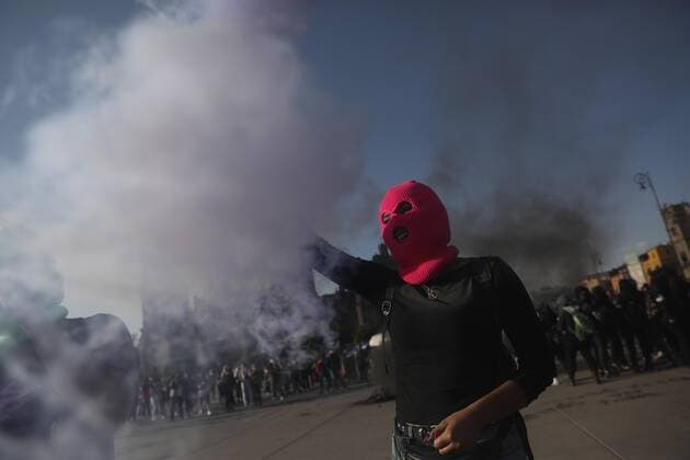 News Bilder des Tages MEXICO CITY (MEXICO), 04 02 2021.- A group of feminist collectives protest and clashes with the police for the femicide of migrant women from Salvador Victoria Salazar, in the National Palace, Mexico City, Mexico, 02 April 2021. Feminist collectives marched this Friday in Mexico City to protest a series of femicides that occurred recently in the state of Quintana Roo and especially to demand justice for Victoria Salazar, the Salvadoran woman killed by Mexican police, last Saturday in the municipality of Tulum . EFE Sashenka Gutierrez Feminists march in Mexico to protest Salvadoran feminicide !ACHTUNG: NUR REDAKTIONELLE NUTZUNG!  Copyright: xSáshenkaxGutiérrezx MEX8764 20210403-637530173924483655