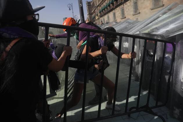 MEXICO CITY (MEXICO), 04 02 2021.- A group of feminist collectives protest and clashes with the police for the femicide of migrant women from Salvador Victoria Salazar, in the National Palace, Mexico City, Mexico, 02 April 2021. Feminist collectives marched this Friday in Mexico City to protest a series of femicides that occurred recently in the state of Quintana Roo and especially to demand justice for Victoria Salazar, the Salvadoran woman killed by Mexican police, last Saturday in the municipality of Tulum . EFE Sashenka Gutierrez Feminists march in Mexico to protest Salvadoran feminicide !ACHTUNG: NUR REDAKTIONELLE NUTZUNG!  Copyright: xSáshenkaxGutiérrezx MEX8777 20210403-637530173957608658