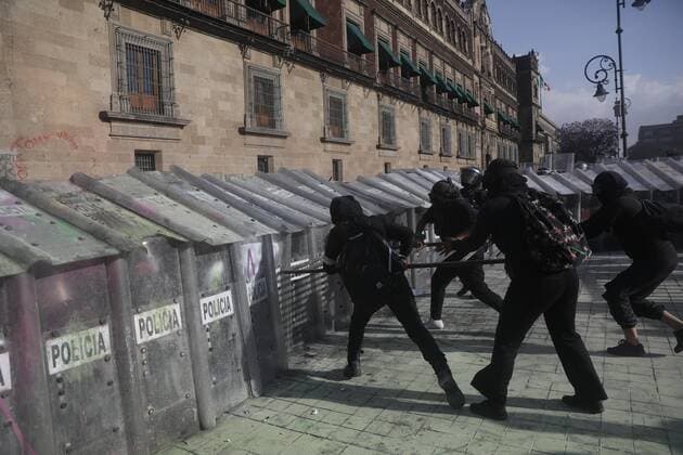 MEXICO CITY (MEXICO), 04 02 2021.- A group of feminist collectives protest and clashes with the police for the femicide of migrant women from Salvador Victoria Salazar, in the National Palace, Mexico City, Mexico, 02 April 2021. Feminist collectives marched this Friday in Mexico City to protest a series of femicides that occurred recently in the state of Quintana Roo and especially to demand justice for Victoria Salazar, the Salvadoran woman killed by Mexican police, last Saturday in the municipality of Tulum . EFE Sashenka Gutierrez Feminists march in Mexico to protest Salvadoran feminicide !ACHTUNG: NUR REDAKTIONELLE NUTZUNG!  Copyright: xSáshenkaxGutiérrezx MEX8768 20210403-637530173977921155