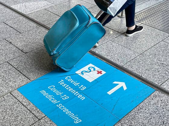 Symbol photo of a sign to the Corona test center at the airport Symbol photo of a sign and signpost to the Corona test center at the airport for travelers and travelers returning to obtain a valid Corona test result Germany