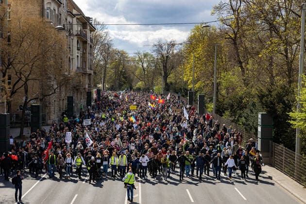 Bilder des Jahres 2021, News 04 April News Themen der Woche KW13 News Bilder des Tages Demonstration von Querdenken 711 in Stuttgart 03.04.2021 Unter dem Motto: Das Jahr der Freiheit - Grundrechte sind nicht verhandelbar. demonstrieren Anhänger der Querdenken-Bewegung in Stuttgart. Gegendemonstranten versuchen auf Fahrrädern und zu Fuß die Demonstrationen zu blockieren. *** Demonstration of Querdenken 711 in Stuttgart 03 04 2021 Under the motto The year of freedom Basic rights are not negotiable supporters of the Querdenken movement demonstrate in Stuttgart Counter-demonstrators try to block the demonstrations on bicycles and on foot
